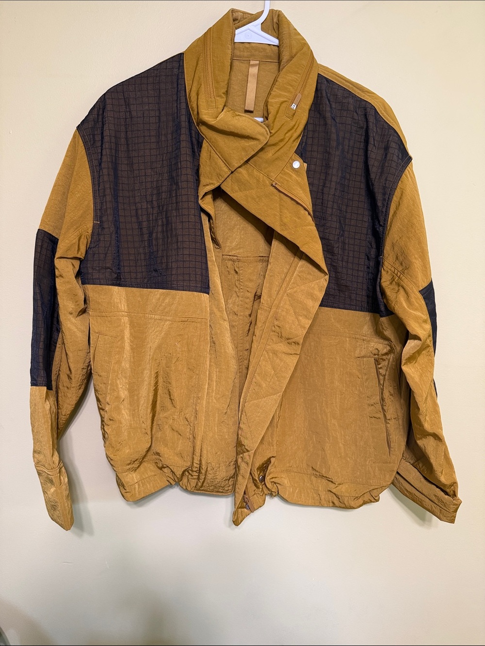 Lululemon Water Repellant Jacket with Ripstop detailing - Gold Spice/Black - 8